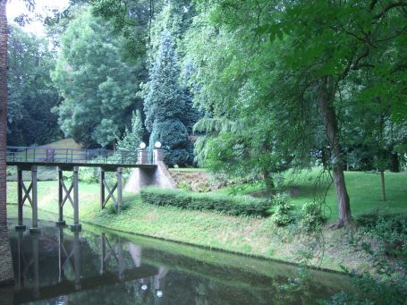 Bergen : Kasteel Well, die Holzbrücke führt zur Hauptburg